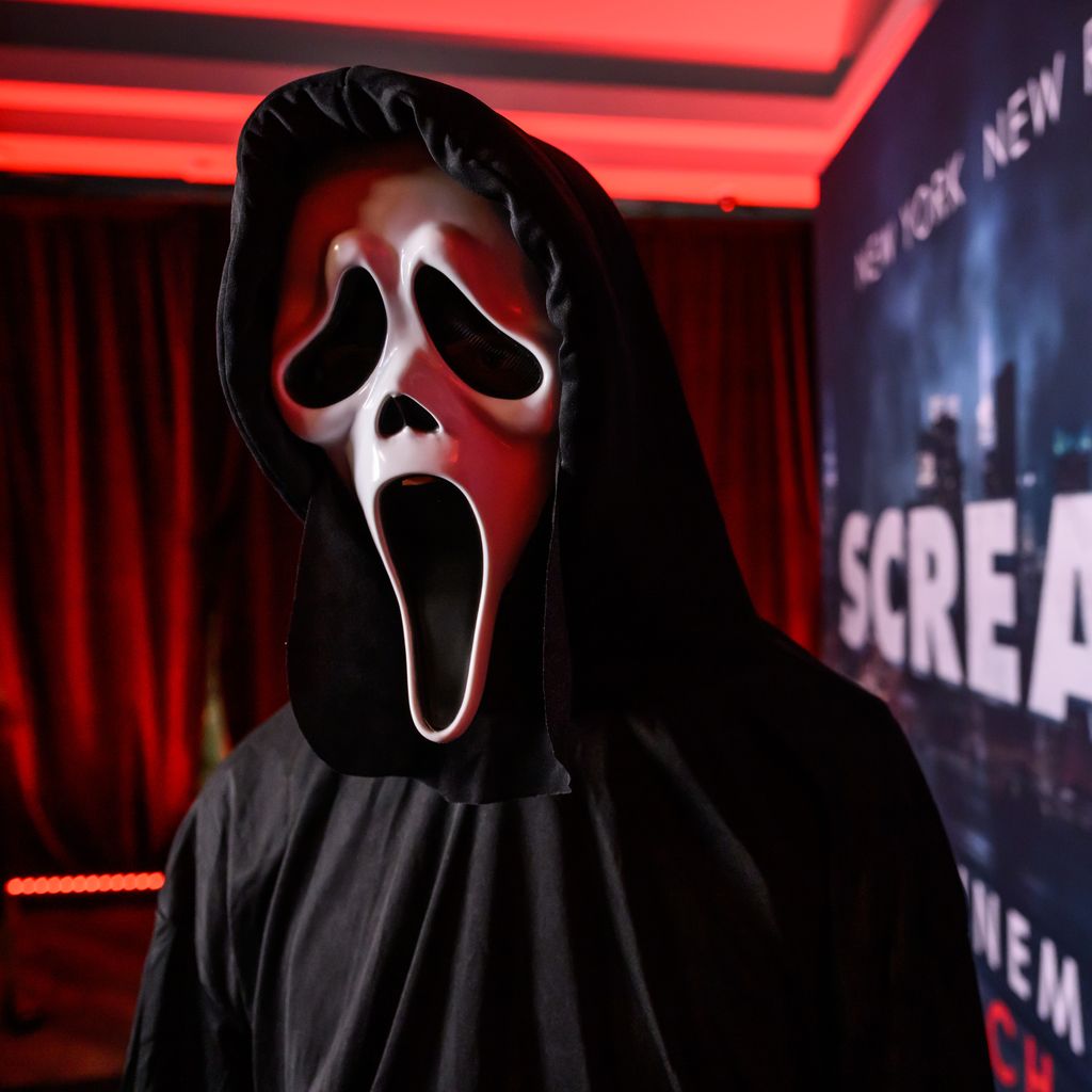 Ein Schauspieler trägt die Maske aus dem Film "Scream" bei der Vorstellung von "Scream VI" in Sydney