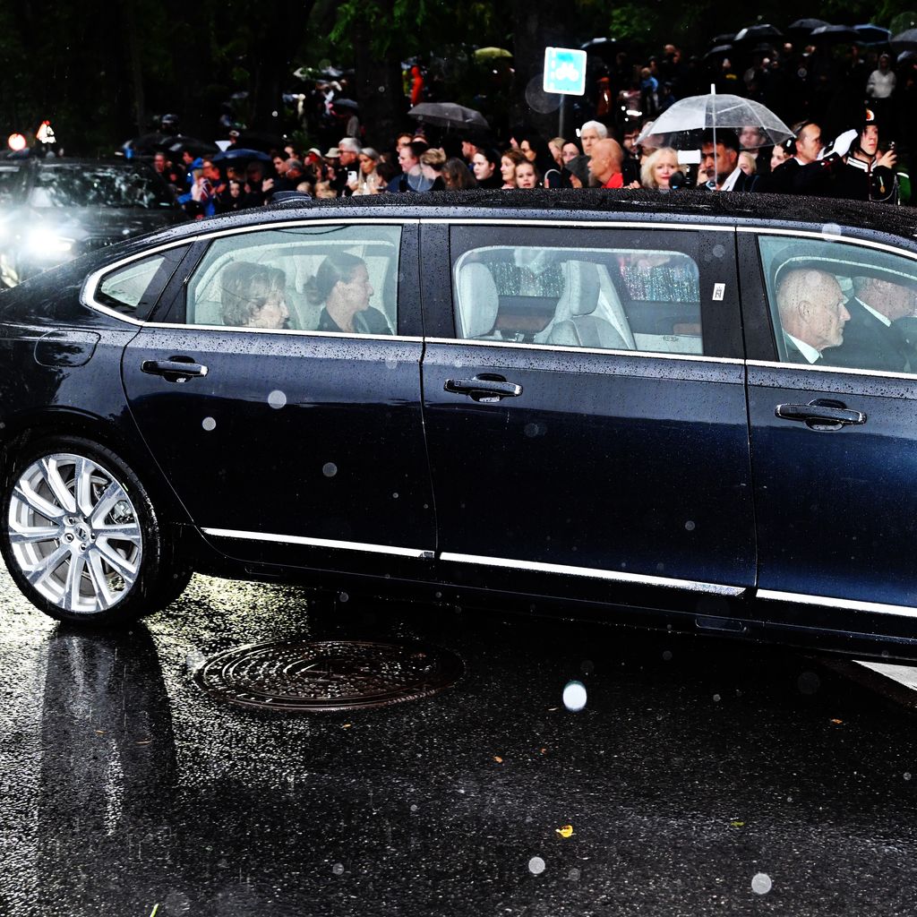 Königin Sonja und Prinzessin Märtha Louise begleiten den Sarg von König Harald V in Oslo