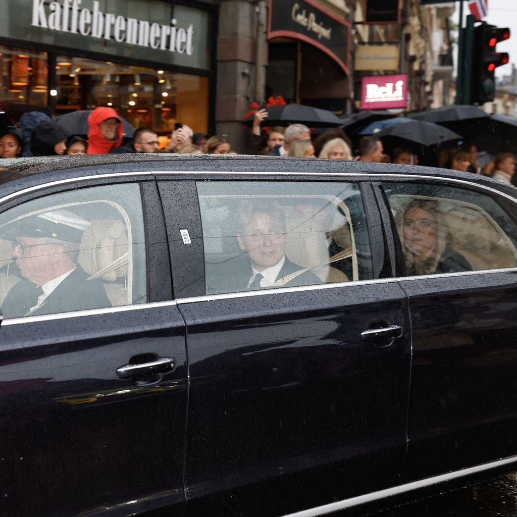 Trauerzug in Oslo: Königin Mette-Marit und Prinz Sverre Magnus begleiten König Harald V auf dem Weg zum Schloss