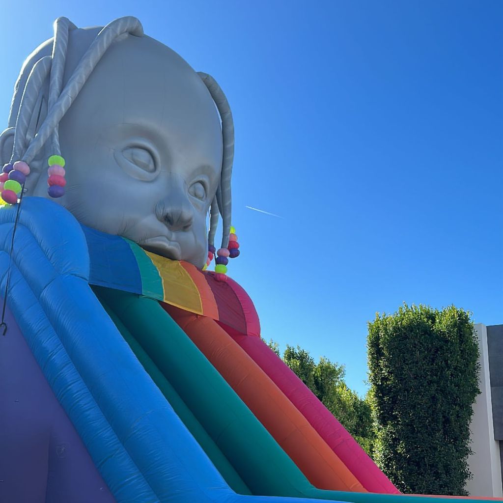 Eine aufblasbare Rutsche mit Stormi Websters Gesicht