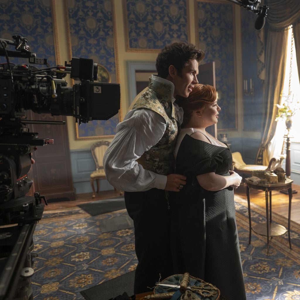 Luke Newton und Nicola Coughlan während der Dreharbeiten zu "Bridgerton"