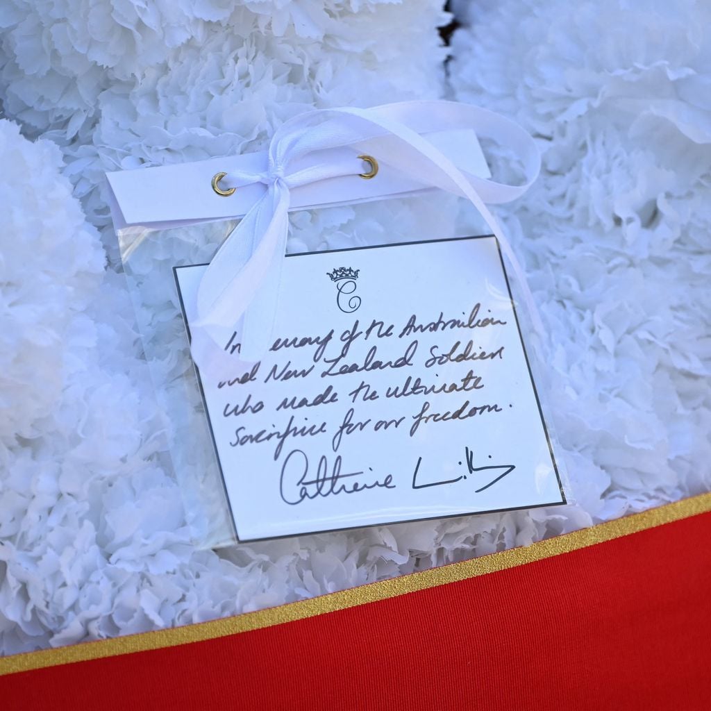 Eine handgeschriebene Karte mit der Inschrift von Kate, Prinzessin von Wales, und Unterschrift von Prinz William an einem weißen Kranz zum Anzac Day