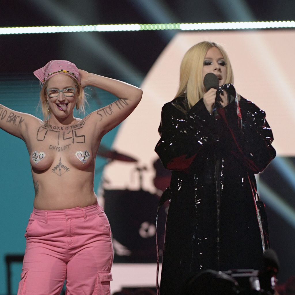 Eine Protestlerin beim Auftritt von Avril Lavigne bei den Juno Awards 2023