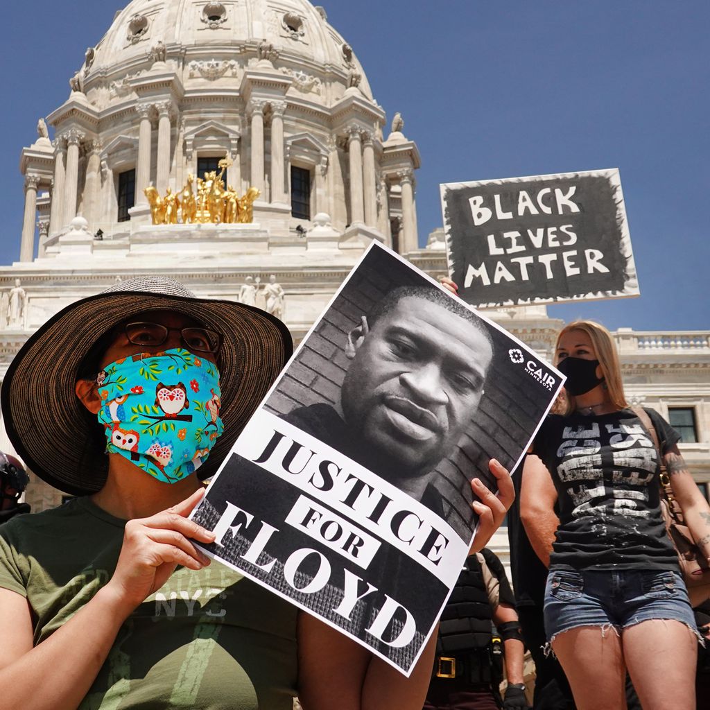 Eine Protestantin mit einem Foto von George Floyd in St. Paul im Mai 2020