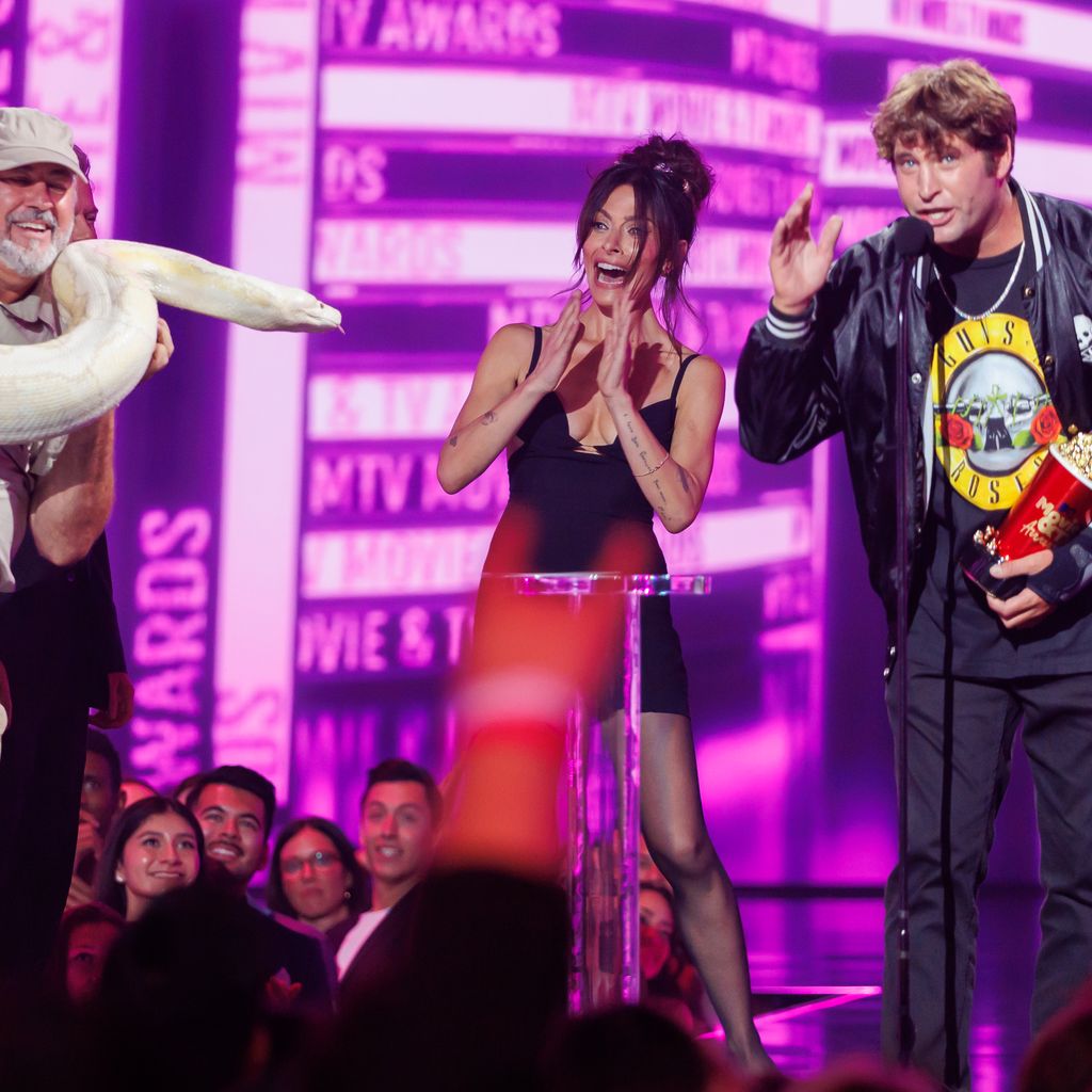 Eine Schlange, Sarah Shahi und Sean ‘Poopies’ McInerney bei den MTV Movie & TV Awards 2022