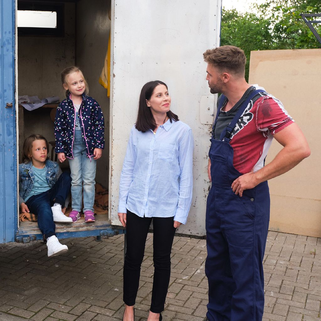 Luke (Jakob Graf), Sina (Valea Scalabrino) und Bambi (Benjamin Heinrich) mit Noah und Amelie