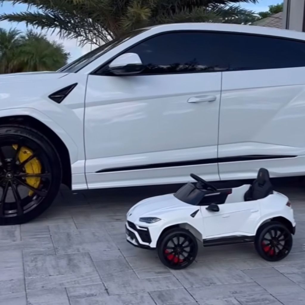 Eins von Laura Müllers Autos und ein Spielzeugauto