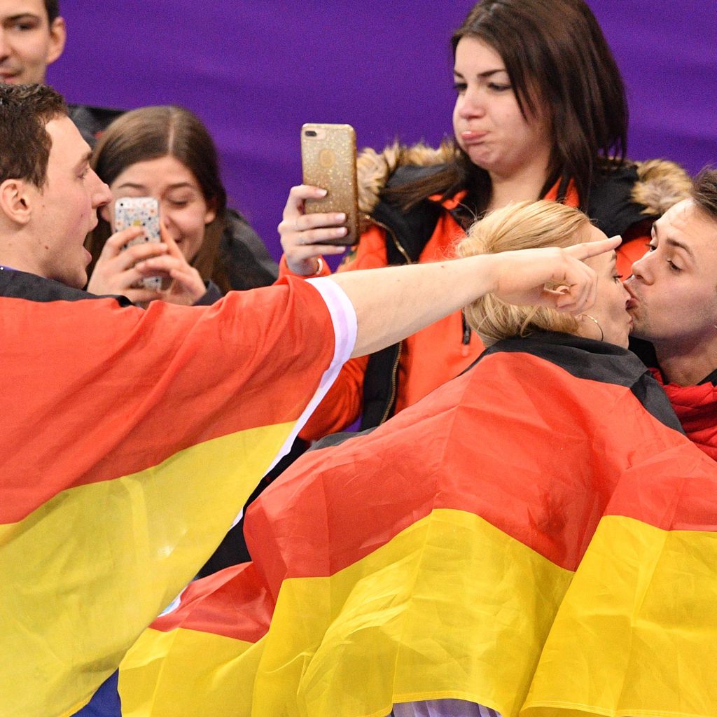 Eiskunstläufer Bruno Massot und Aljona Savchenko mit ihren Partnern bei Olympia 2018