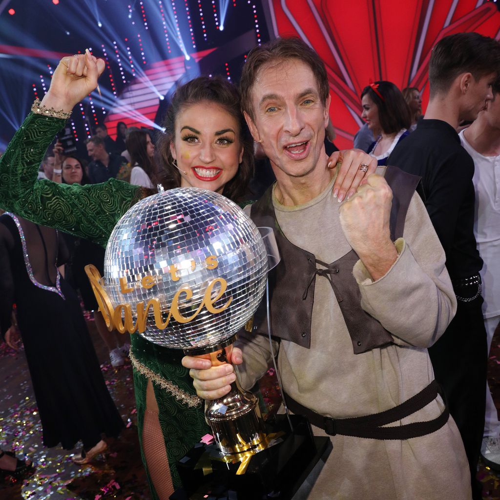 Ekaterina Leonova und Ingolf Lück mit dem "Let's Dance"-Pokal