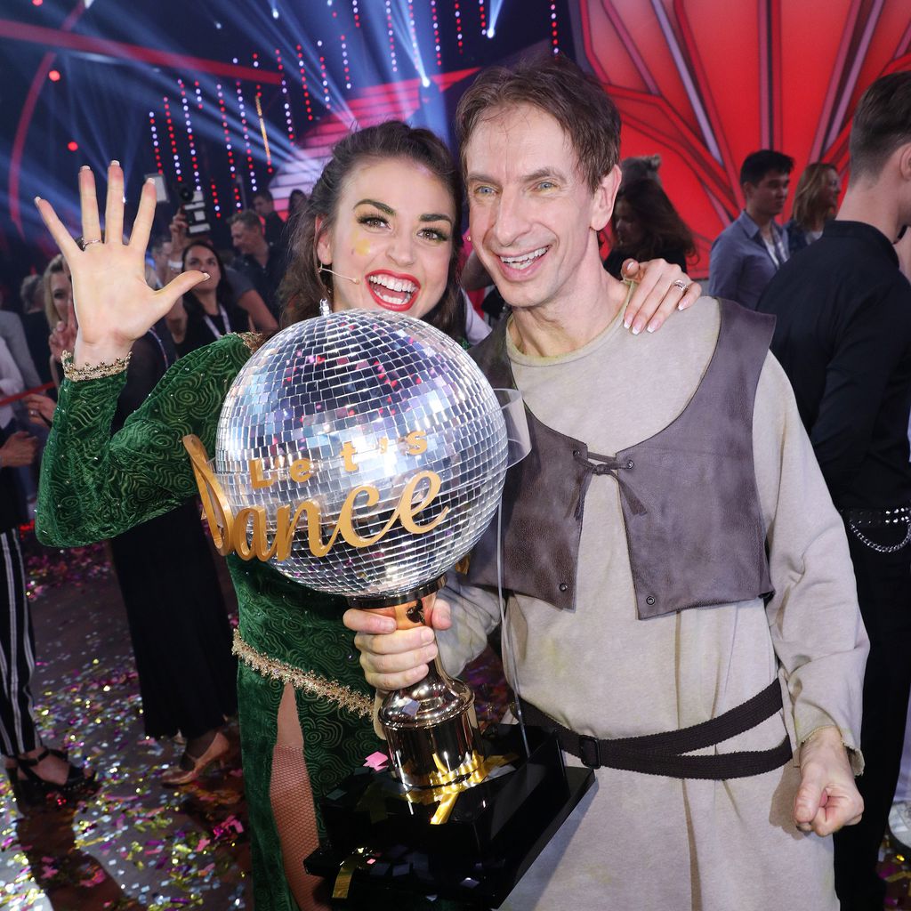 Ekaterina Leonova und Ingolf Lück mit dem "Let's Dance"-Pokal
