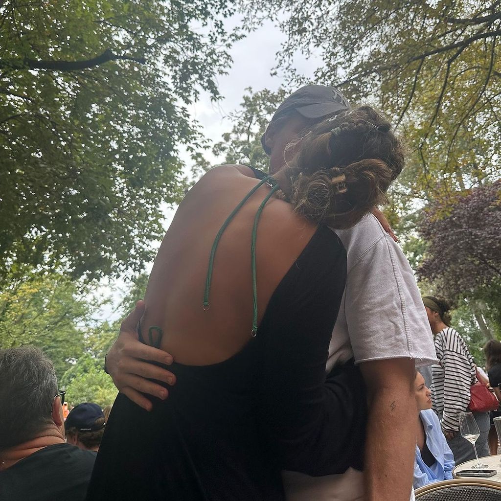 Elena Carrière und ihr Freund im August 2024