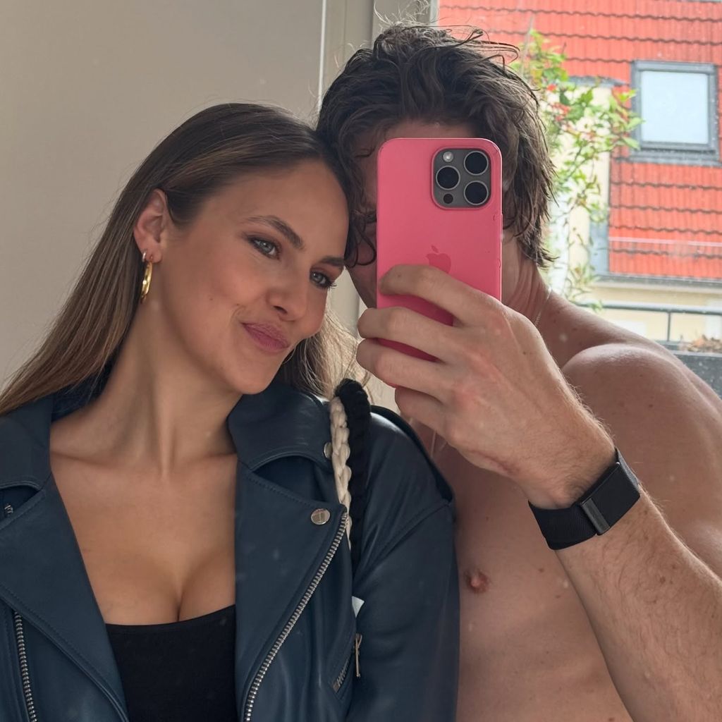 Model Elena Carrière mit ihrem Partner, Juli 2025