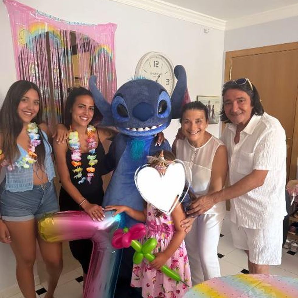 Elena Miras mit ihrer Familie, 2025