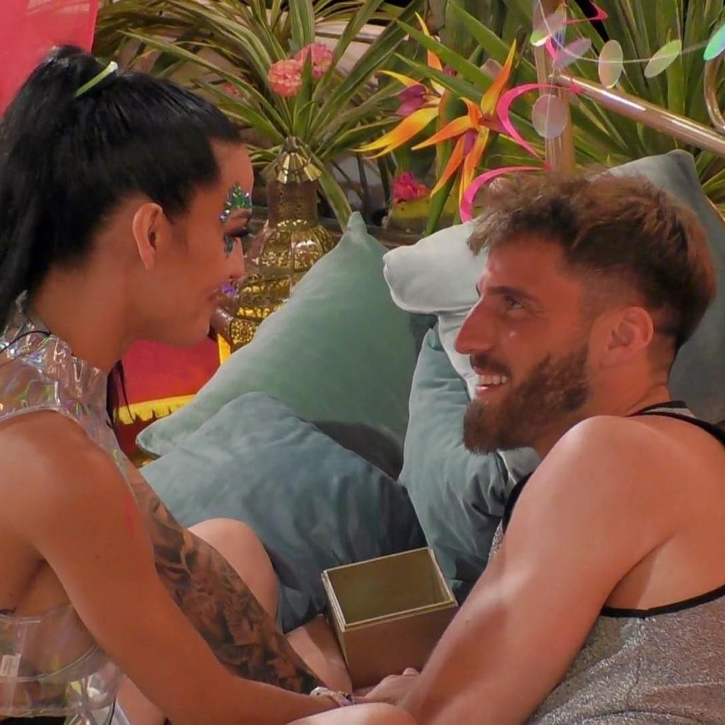 Elena Miras und Kandidat Patrick bei "Make Love, Fake Love" 2025