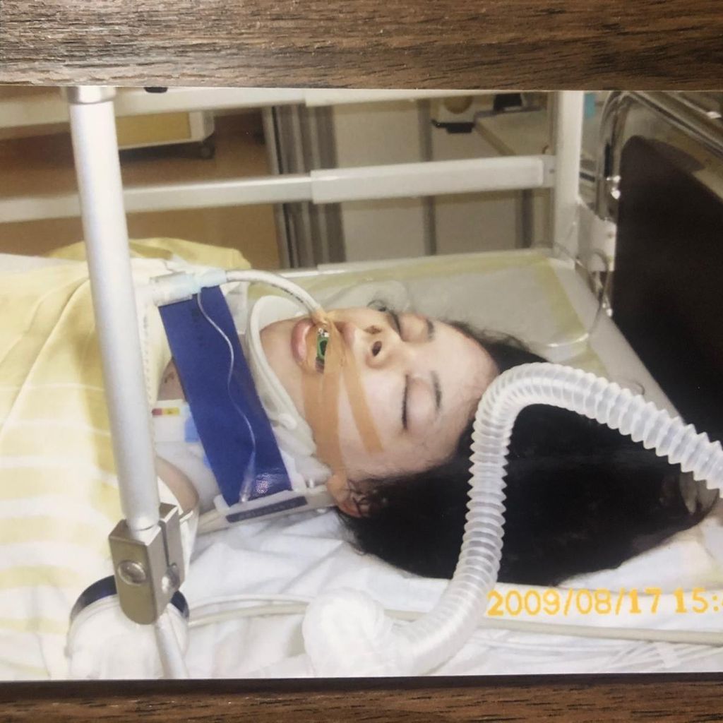 Elene Lucia Ameur im Krankenhaus 2009