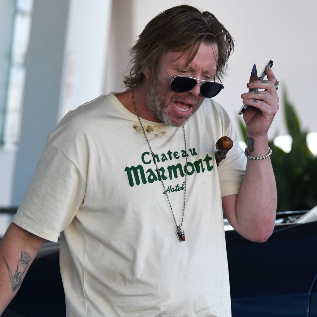 Chers Sohn Elijah Blue Allman in Beverly Hills vor einem Starbucks, 6. August 2025