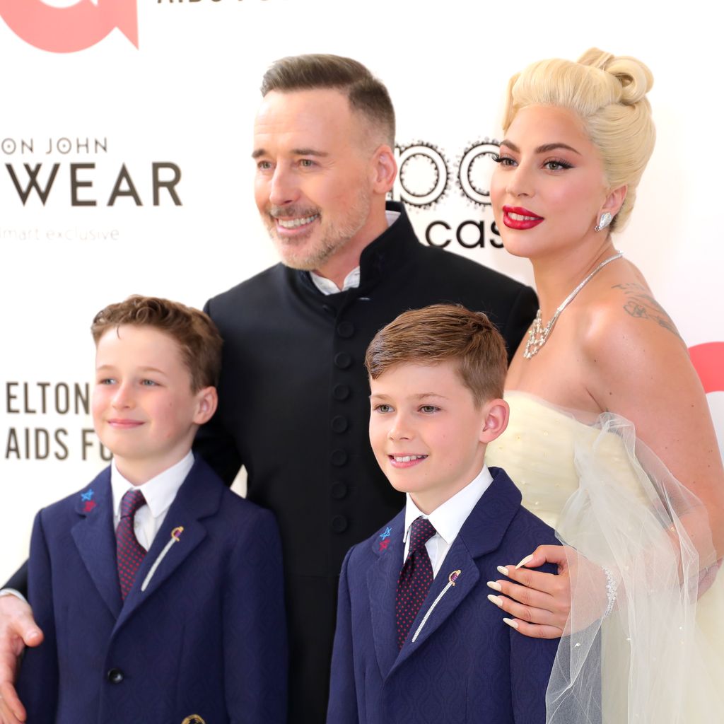 Elijah Furnish-John, David Furnish, Zachary Furnish-John und Lady Gaga im März 2022