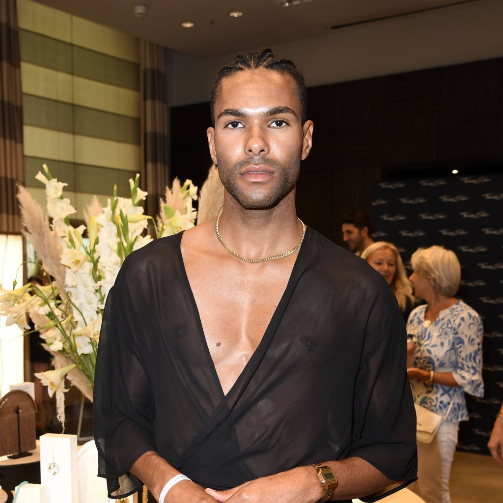 Eliob Demofike, Model