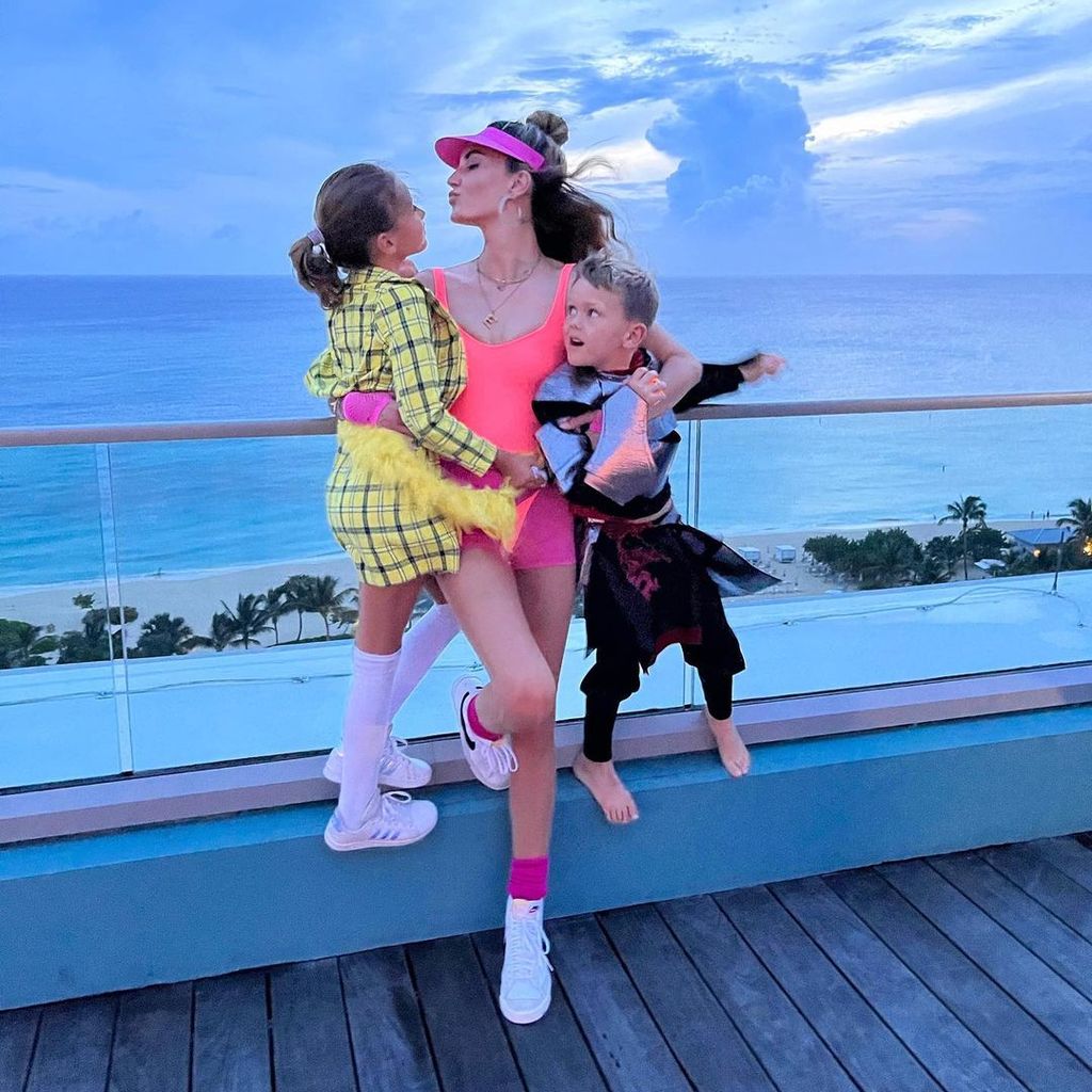 Elizabeth Chambers mit ihren zwei Kindern im November 2022