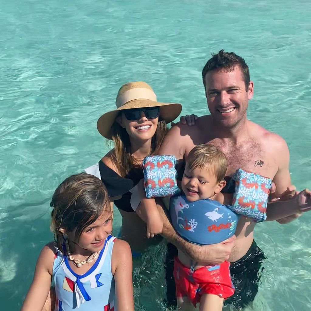 Elizabeth Chambers, Armie Hammer und ihre Kids auf den Cayman Islands im Juni 2020