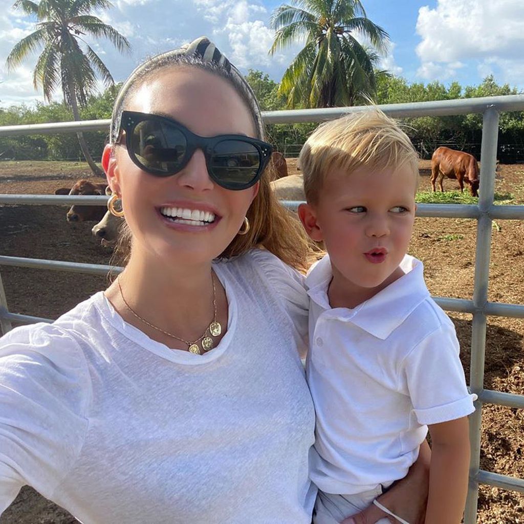 Elizabeth Chambers mit ihrem Sohn Ford auf den Cayman Islands
