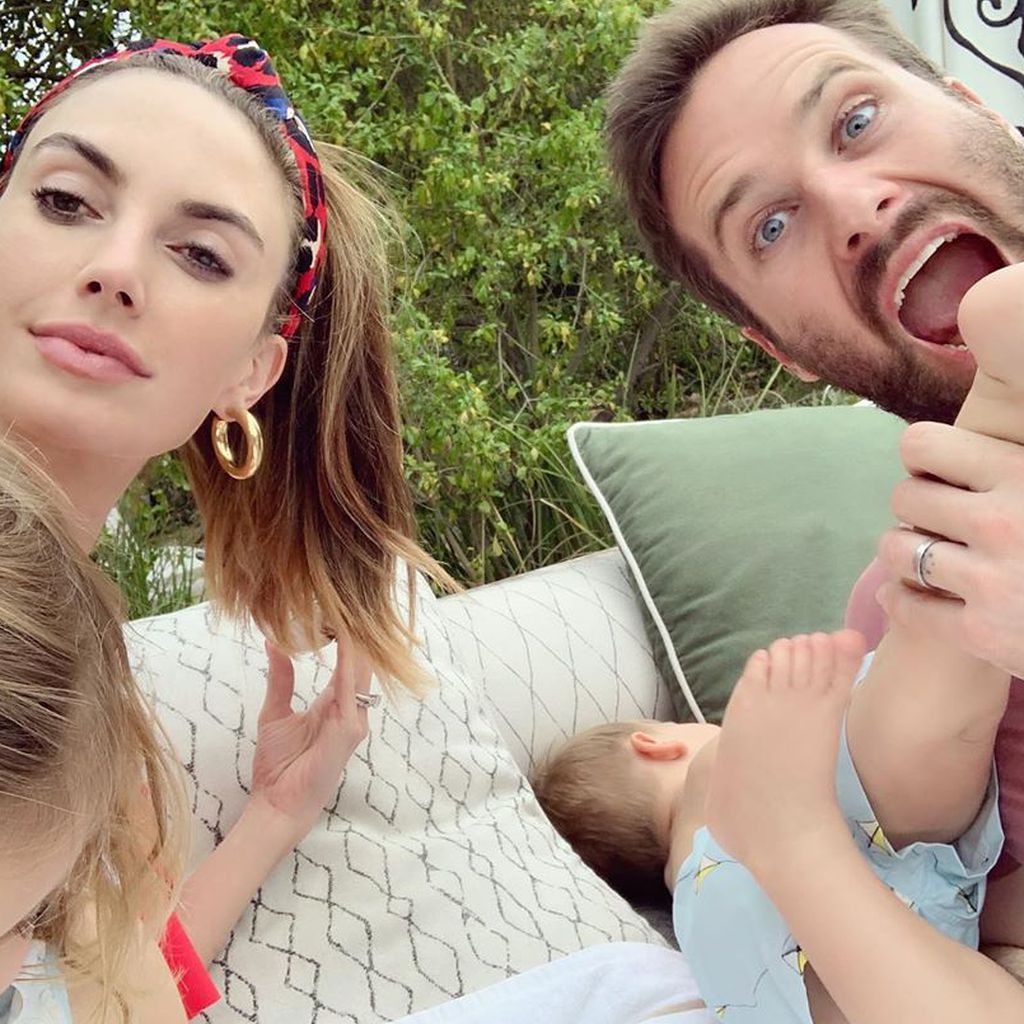 Elizabeth Chambers und Armie Hammer mit ihren Kindern