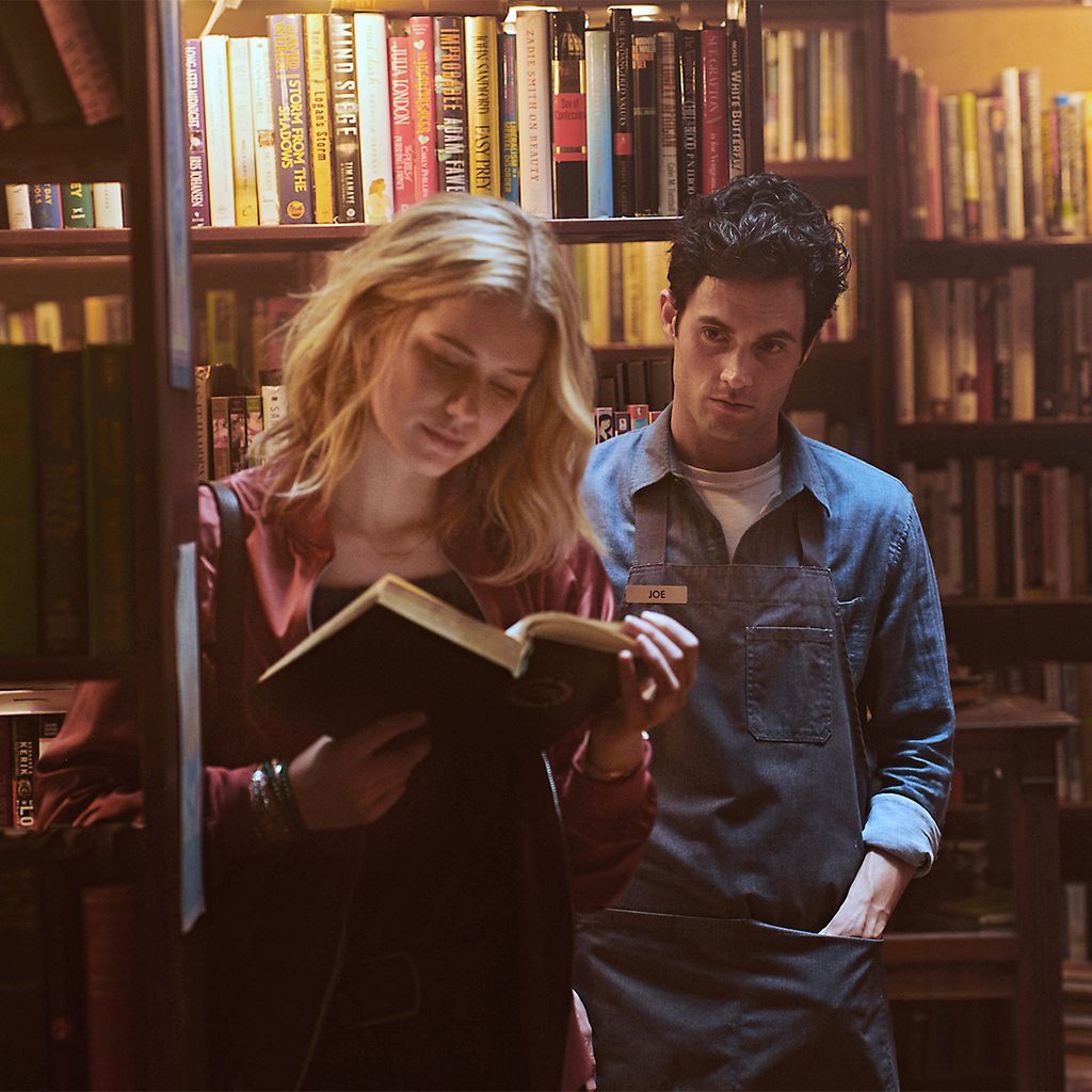 Elizabeth Lial und Penn Badgley in "You", Staffel 1
