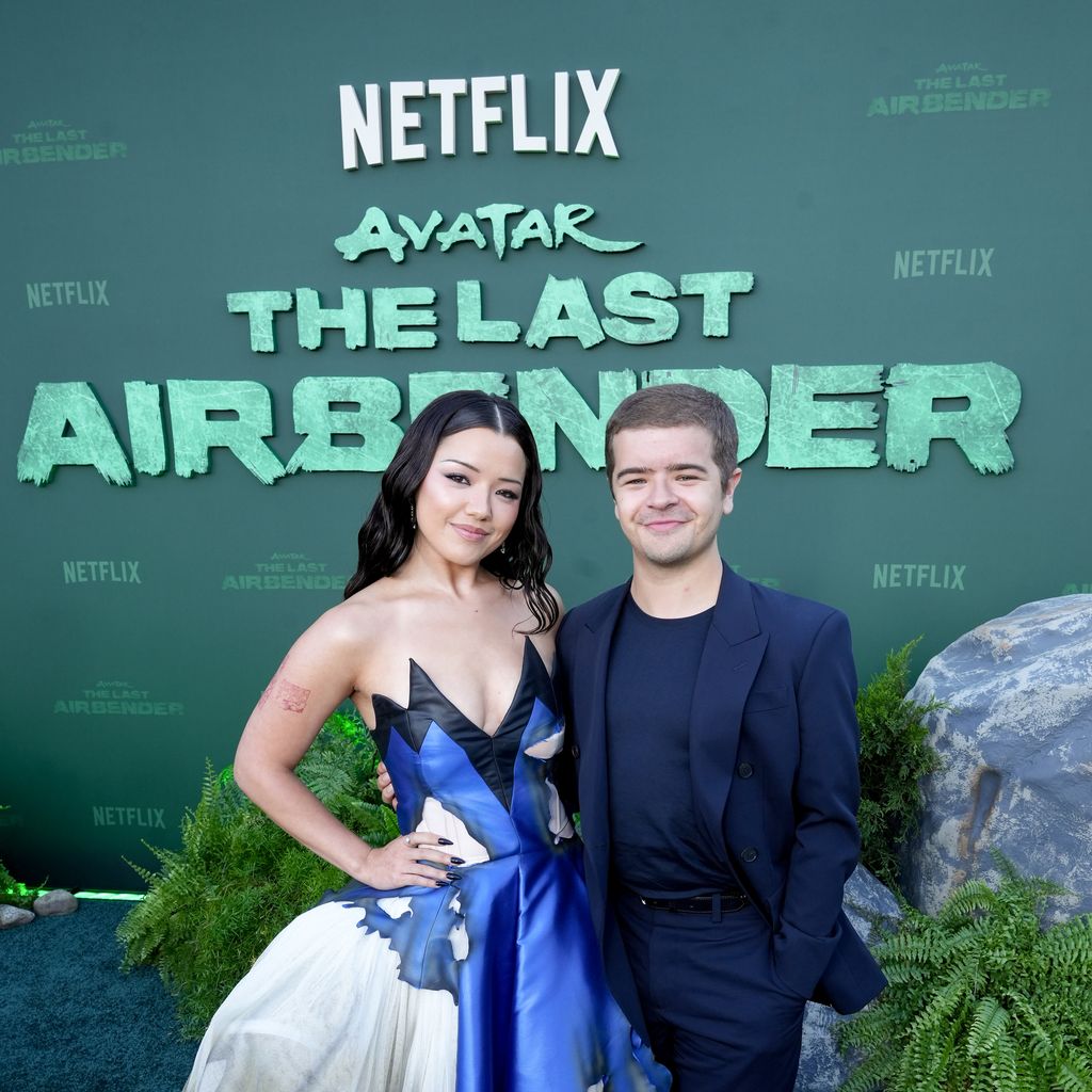 Elizabeth Yu und Gaten Matarazzo bei der Weltpremiere von "Avatar: The Last Airbender" Staffel 2 im Autry Museum in Los Angeles