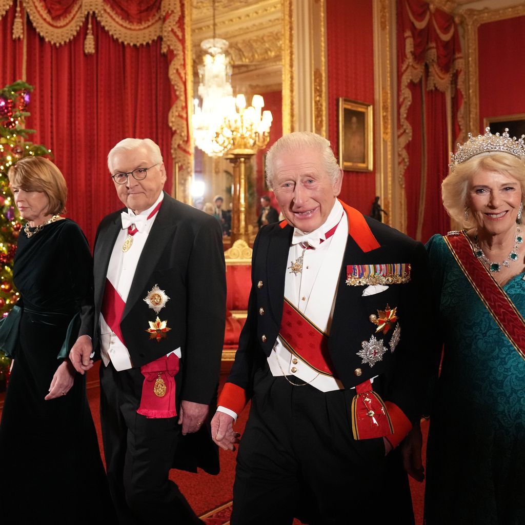 Elke Büdenbender, Frank-Walter Steinmeier, König Charles III. und Königin Camilla beim Staatsbankett in Windsor