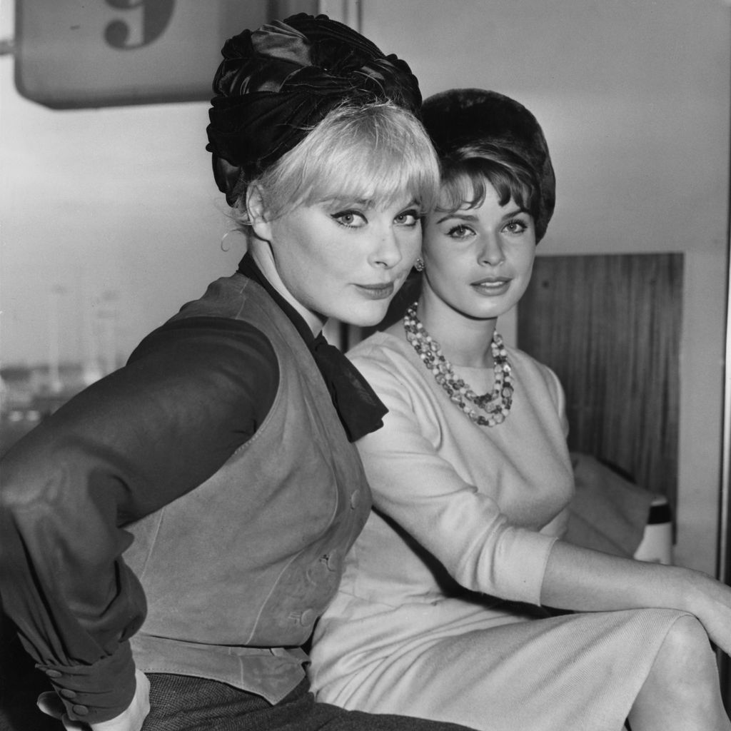 Elke Sommer und Senta Berger am London Airport vor den Dreharbeiten zu "The Victors", 17. Dezember 1962
