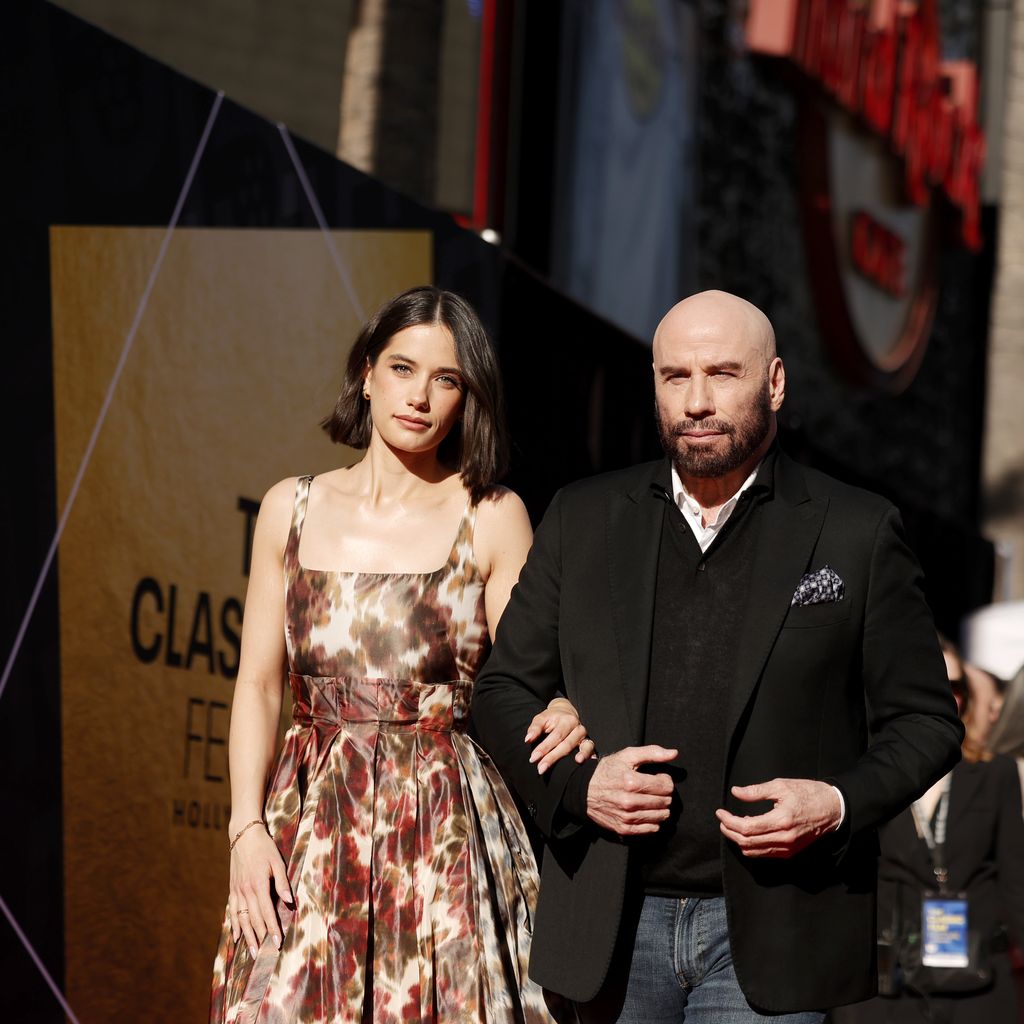 Ella Bleu Travolta und John Travolta, April 2024