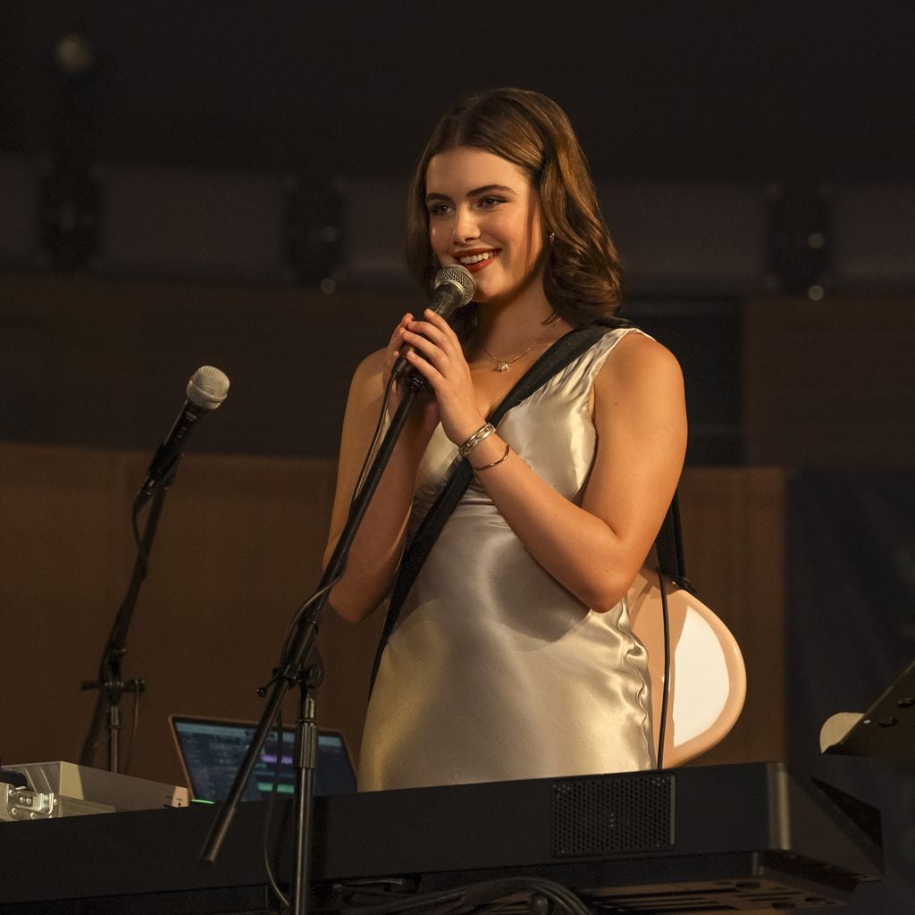 Ella Bright in einer "Off Campus"-Szene als Hannah Wells