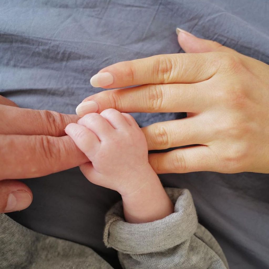Ella Endlich hält die Hand von ihrem Kind