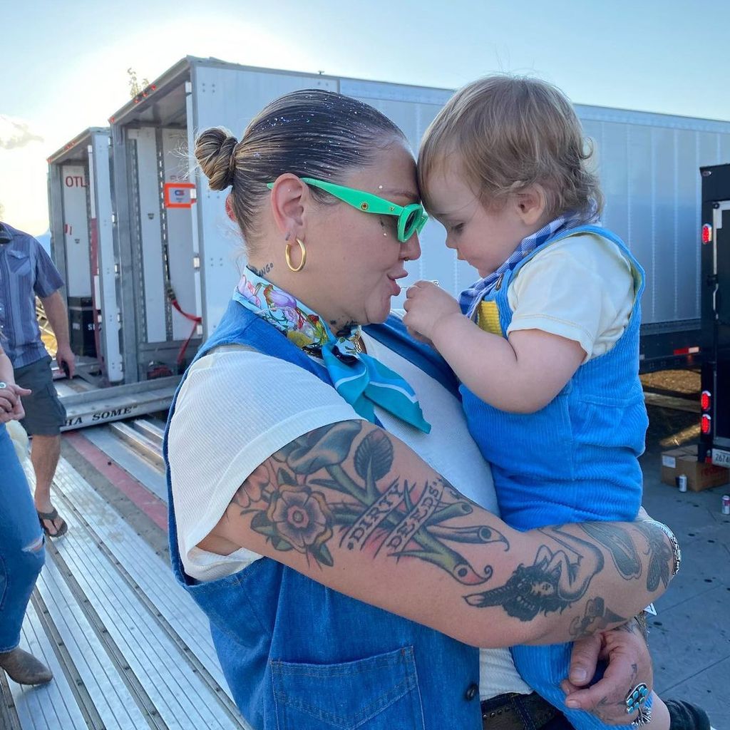 Elle King mit ihrem Sohn Lucky