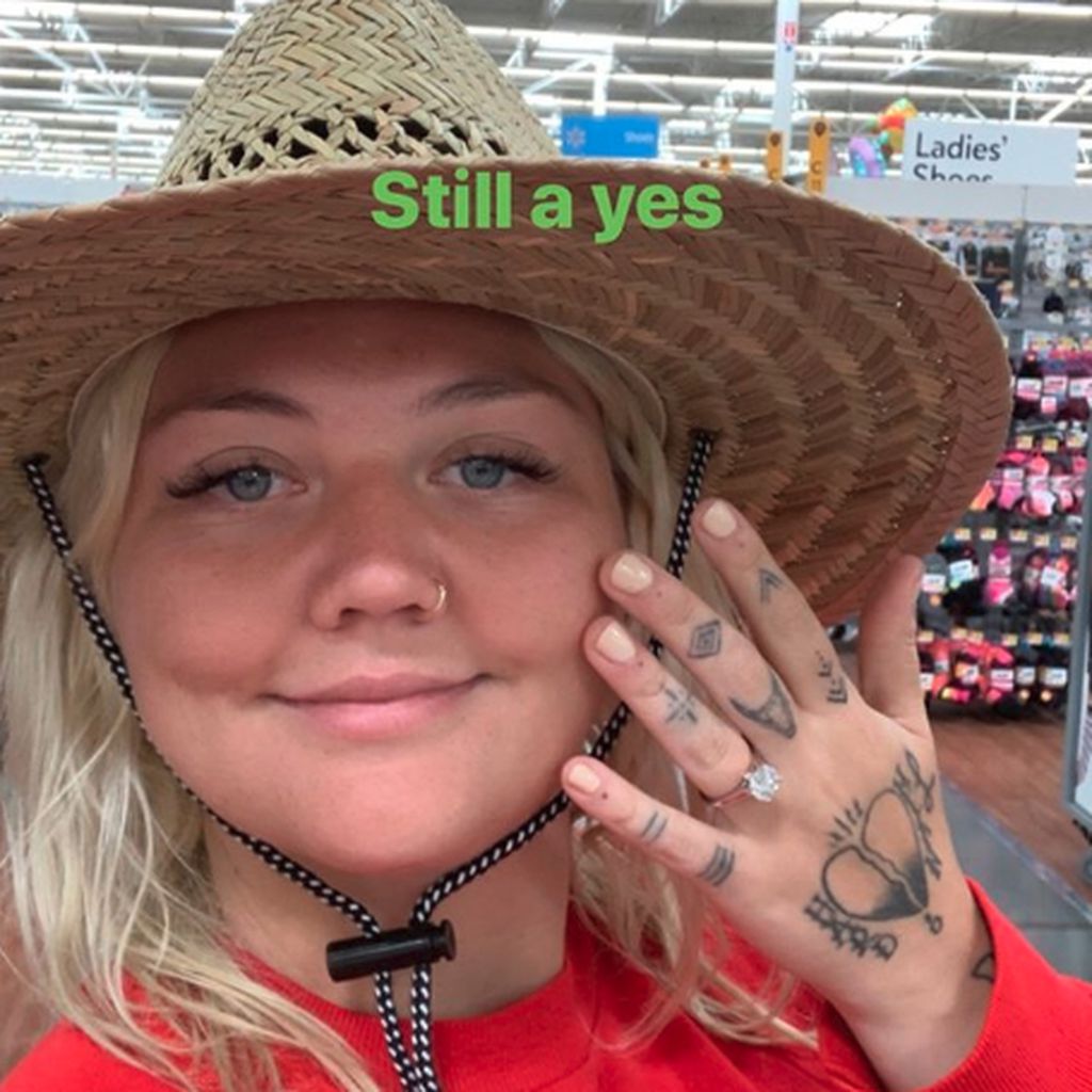 Elle King mit ihrem Verlobungsring