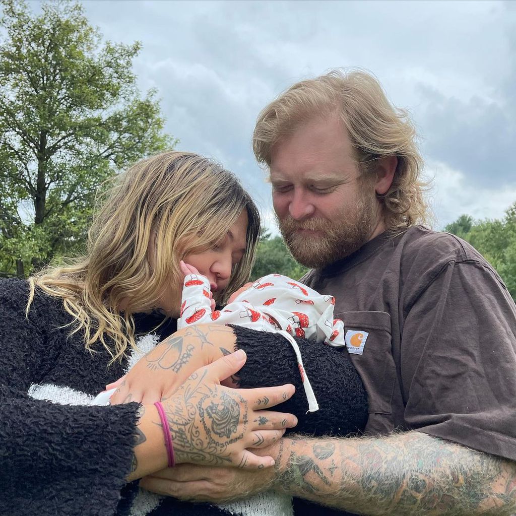 Elle King und ihr Verlobter Dan Tooker mit ihrem Sohn
