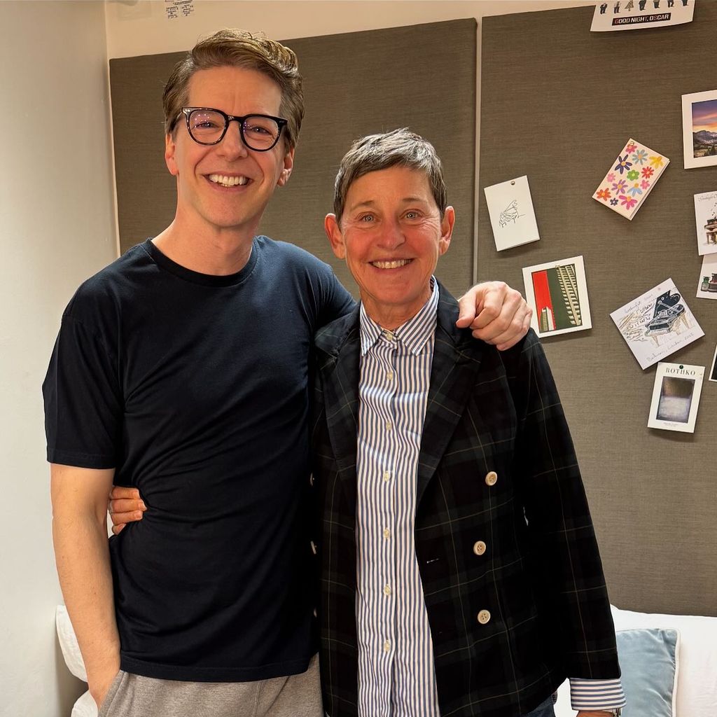 Ellen DeGeneres zeigte sich neben Sean Hayes mit dunklem Haar, 2025