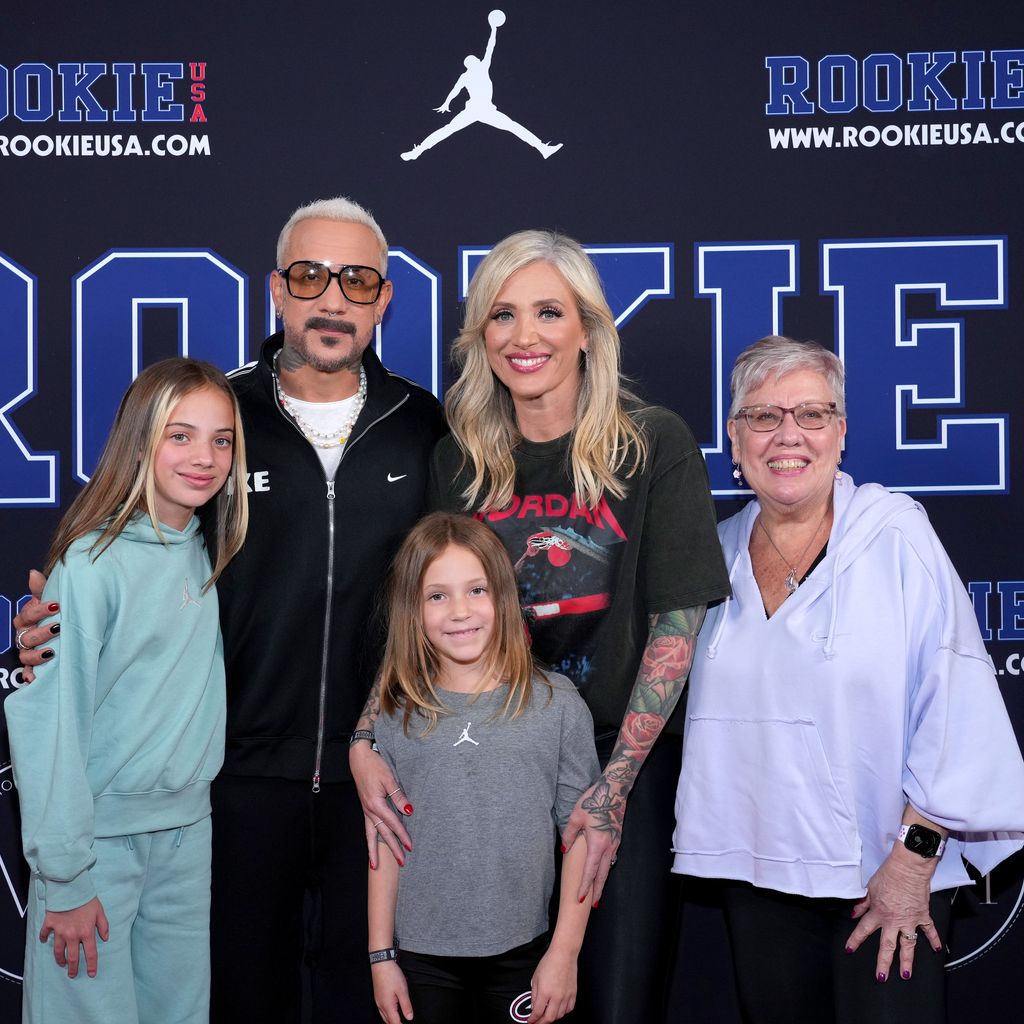AJ McLean posiert mit seiner Frau, seinen Kindern und seiner  Mutter
