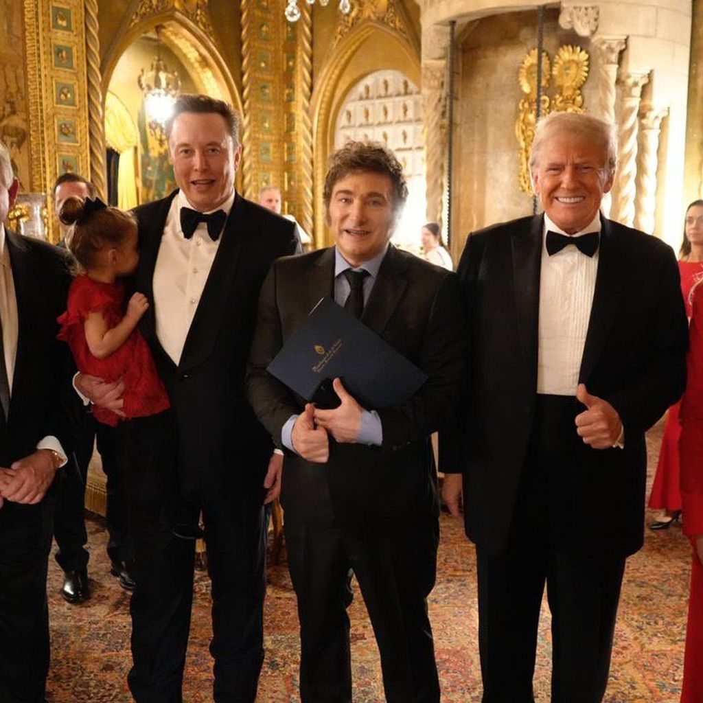 Elon Musk, Javier Milei, Donald Trump und weitere Gäste in Palm Beach, Florida, im November 2024