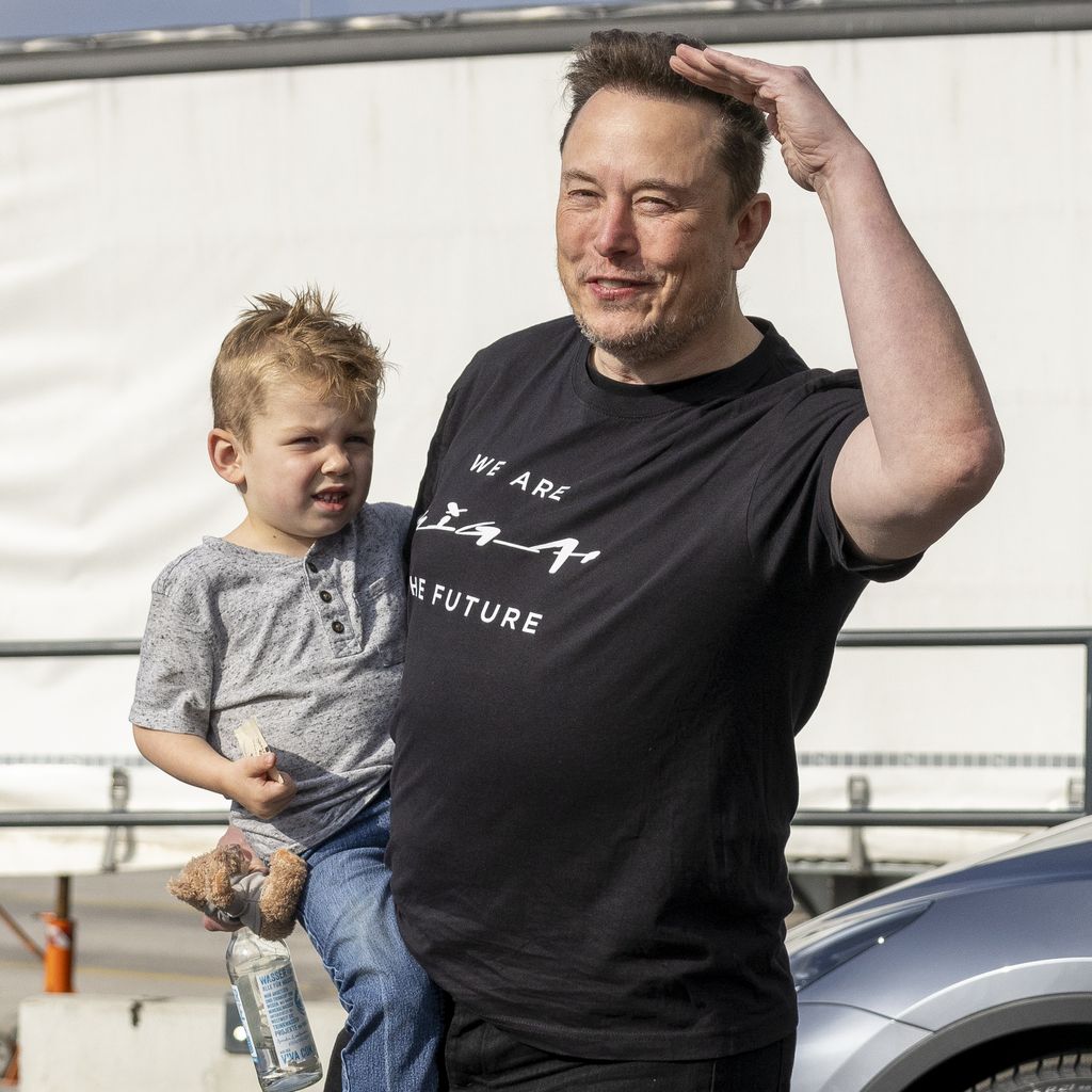 Elon Musk und sein Sohn X Æ A-12 in Brandenburg, März 2024
