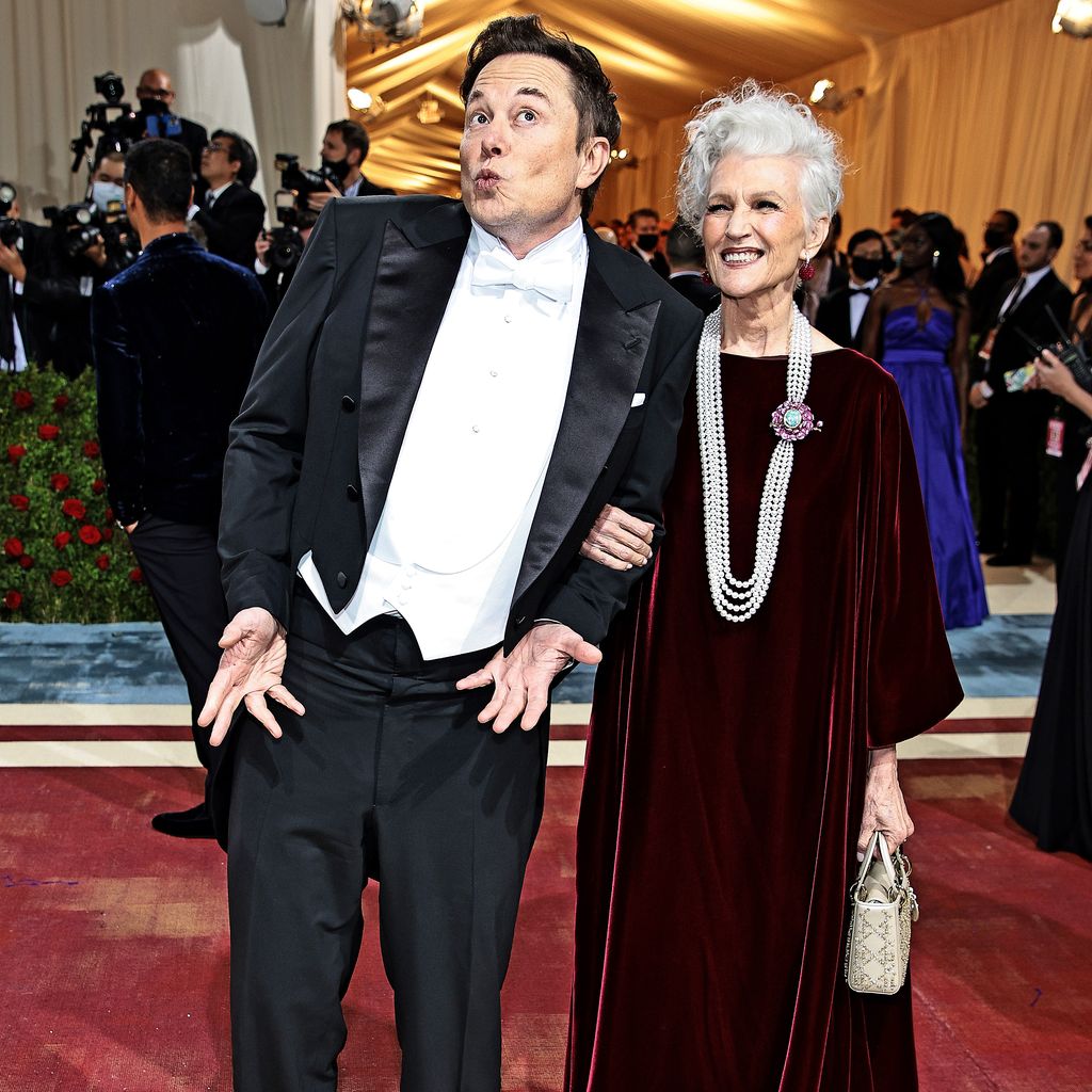 Elon Musk mit seiner Mutter Maye bei der Met Gala 2022