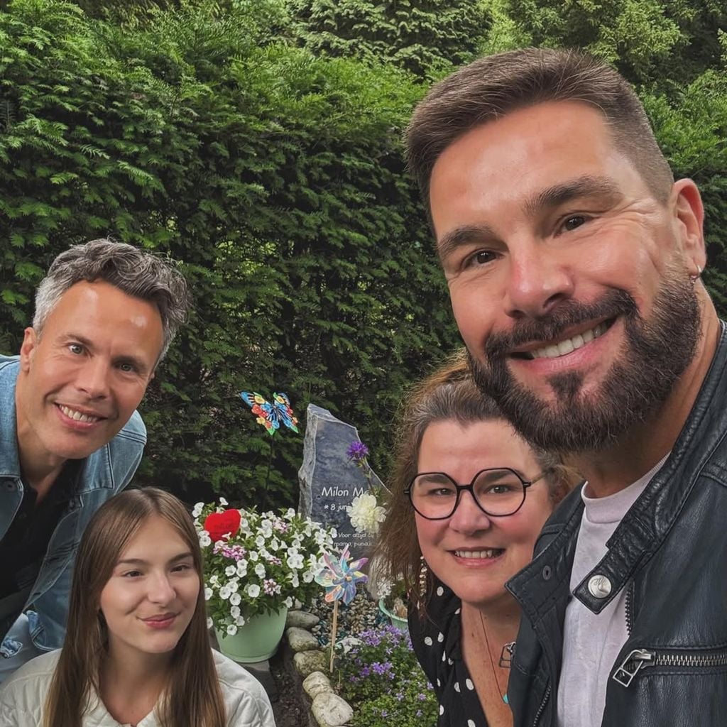 Eloy de Jong mit Ibo und Indy an Milons Grab im Juni 2026