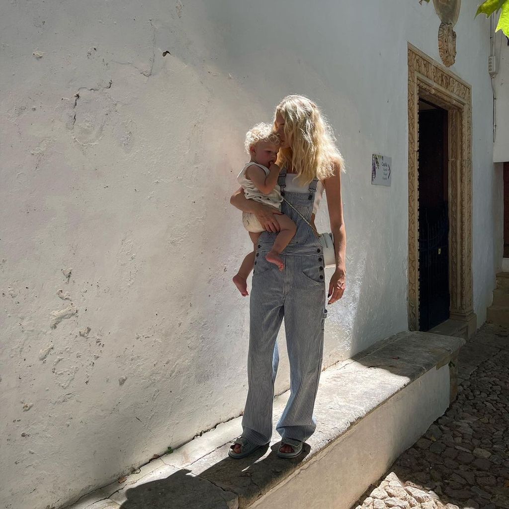 Elsa Hosk und ihre Tochter Tuulikki im Juli 2022