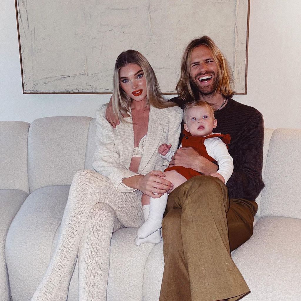 Elsa Hosk mit ihrer Tochter und ihrem Partner Tom Daly