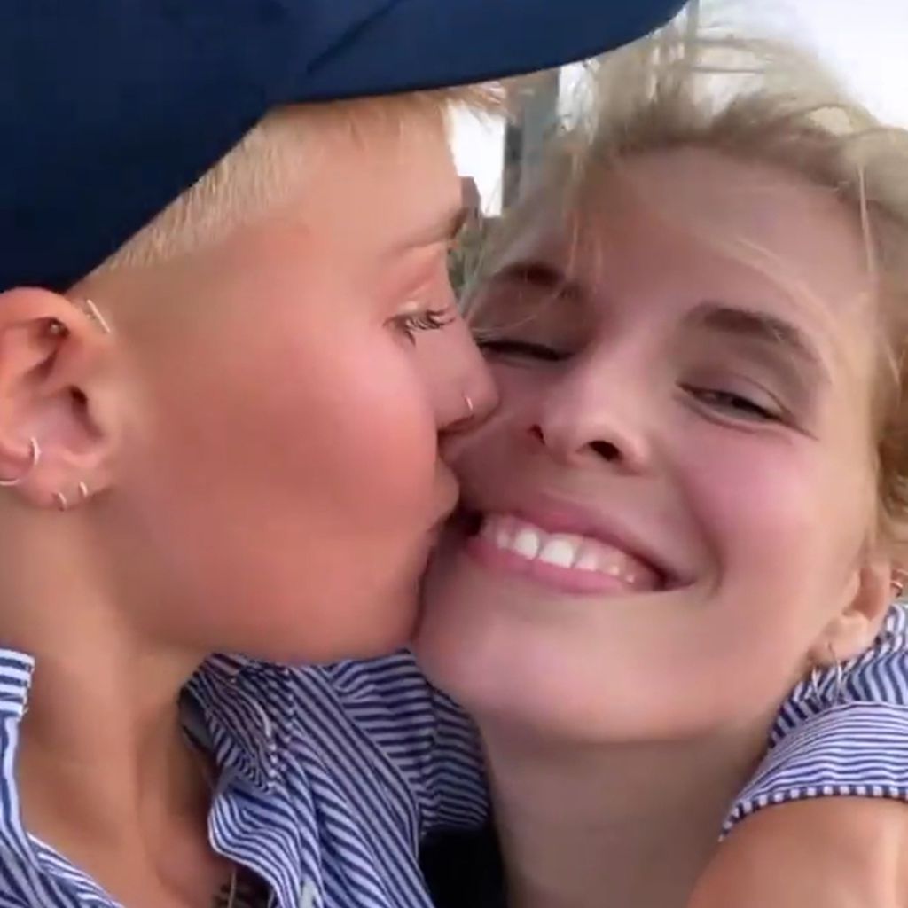 Elsa Louise mit ihrer Freundin Melissa