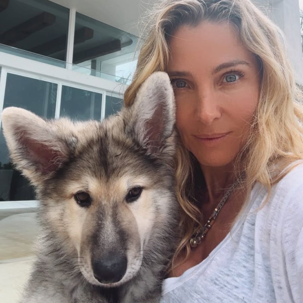 Elsa Pataky und ihr Hund im Dezember 2024