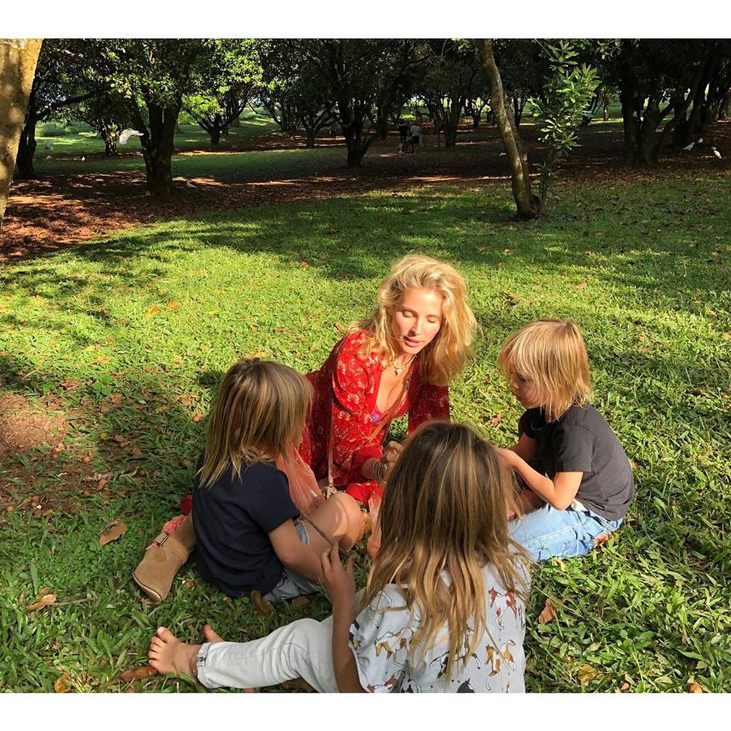 Elsa Pataky sitzt mit ihren Kindern India, Sasha und Tristan im Gras, Mai 2019