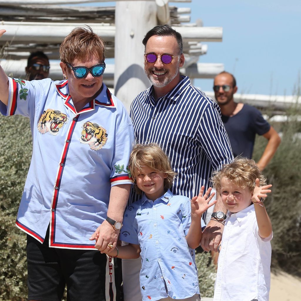 Elton John und David Furnish mit ihren Söhnen Elijah und Zachary in Saint-Tropez