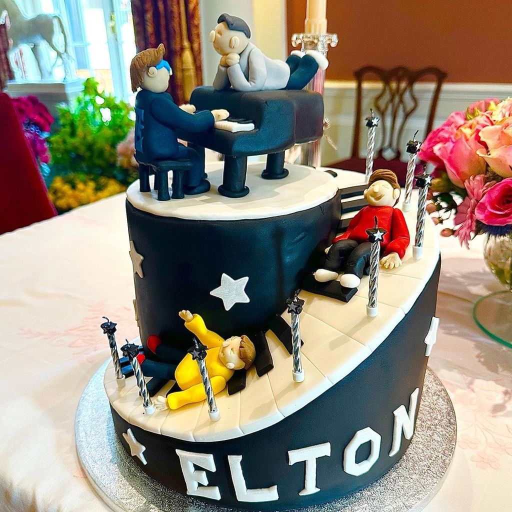 Elton Johns Torte zum 76. Geburtstag