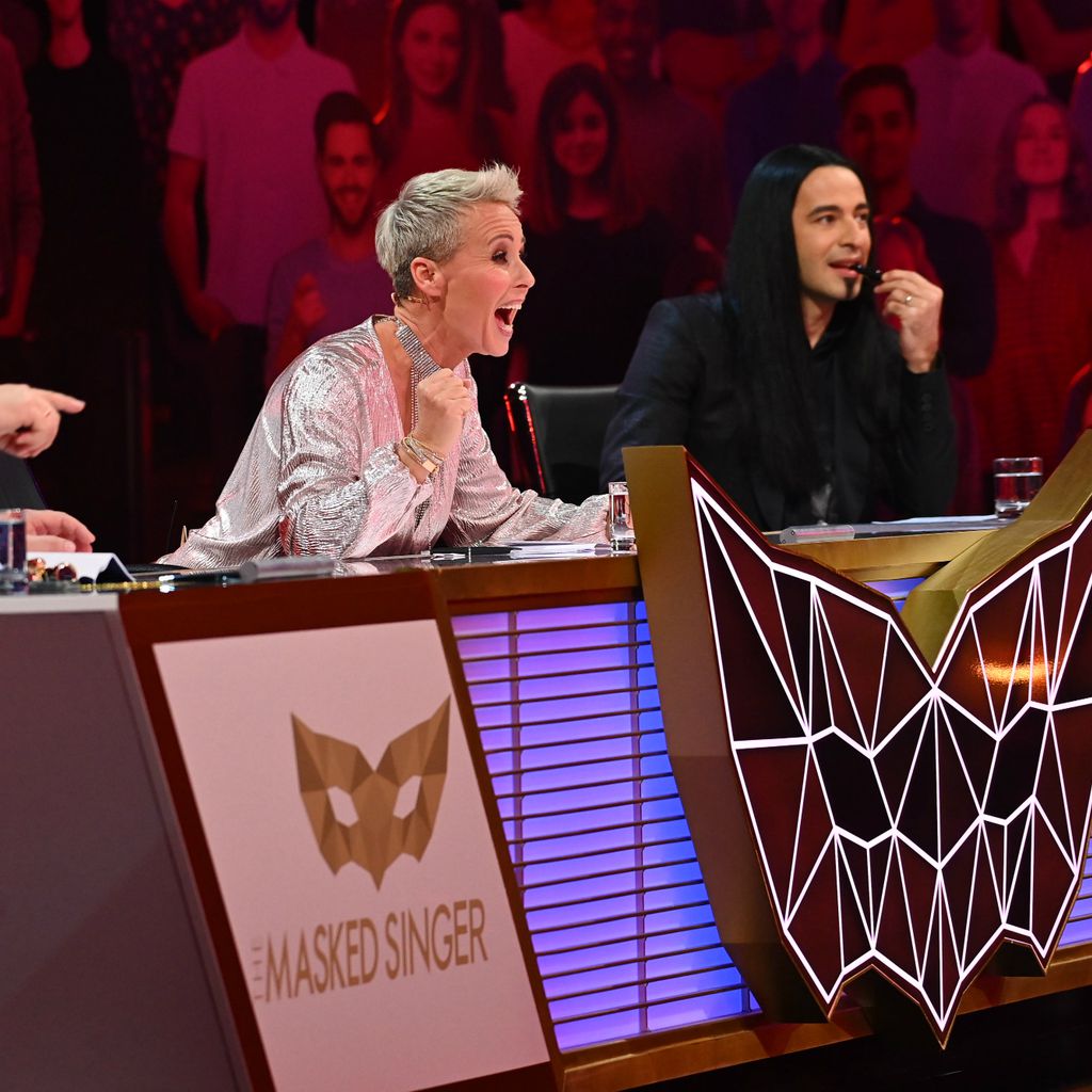 Elton, Sonja Zietlow und Bülent Ceylan, das "The Masked Singer"-Rateteam in der vierten Folge